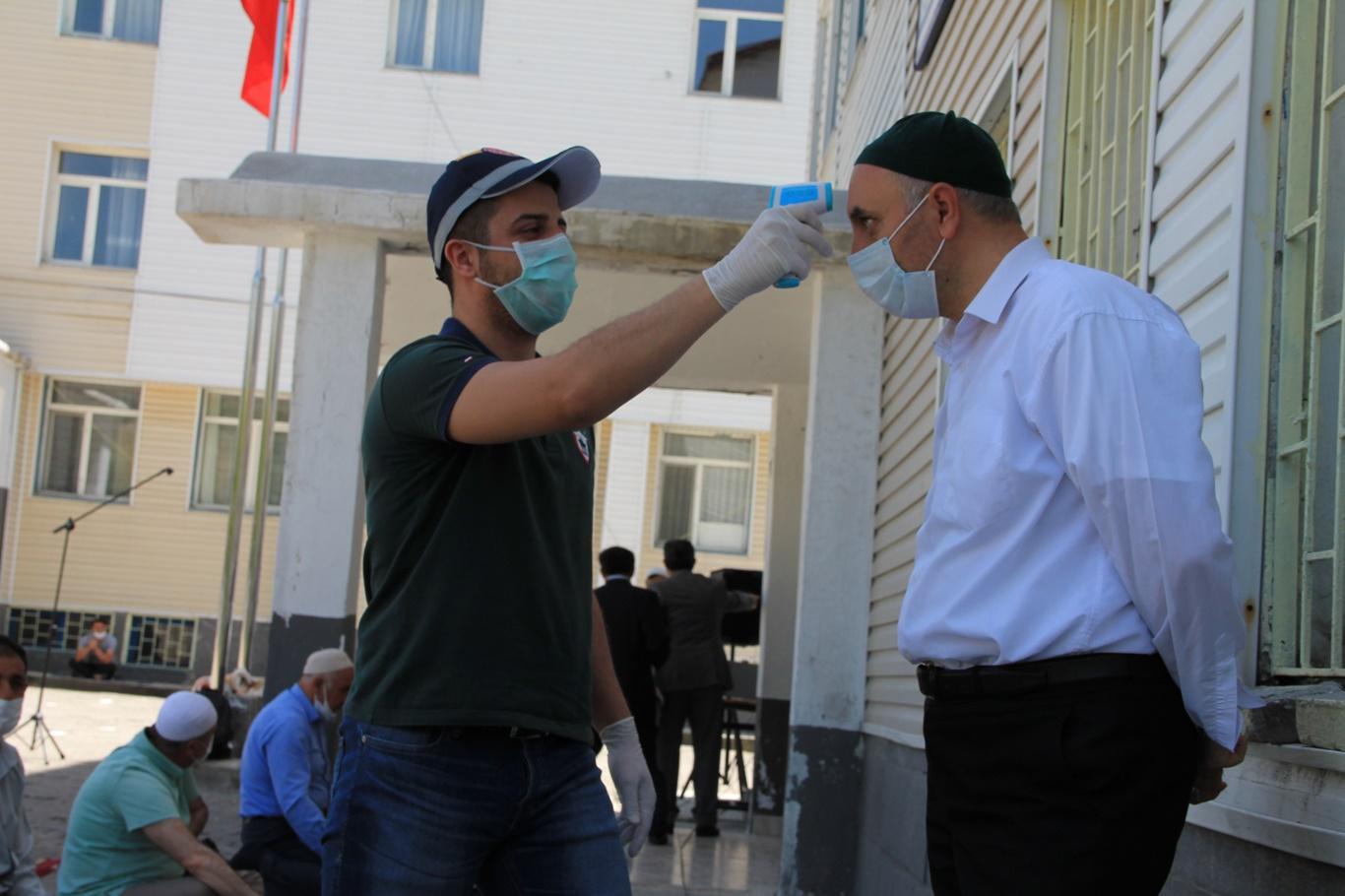 Bitlis’te 65 yaş üstü ve 18 yaş altı vatandaşların olmadığı ilk cuma namazı kılındı